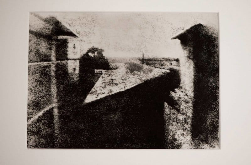 Fotografía de unos tejados tomada por Niépce en 1827. Se trata de la primera fotografía de la historia.

Cordon Press y obtenida de National Geographic.com
