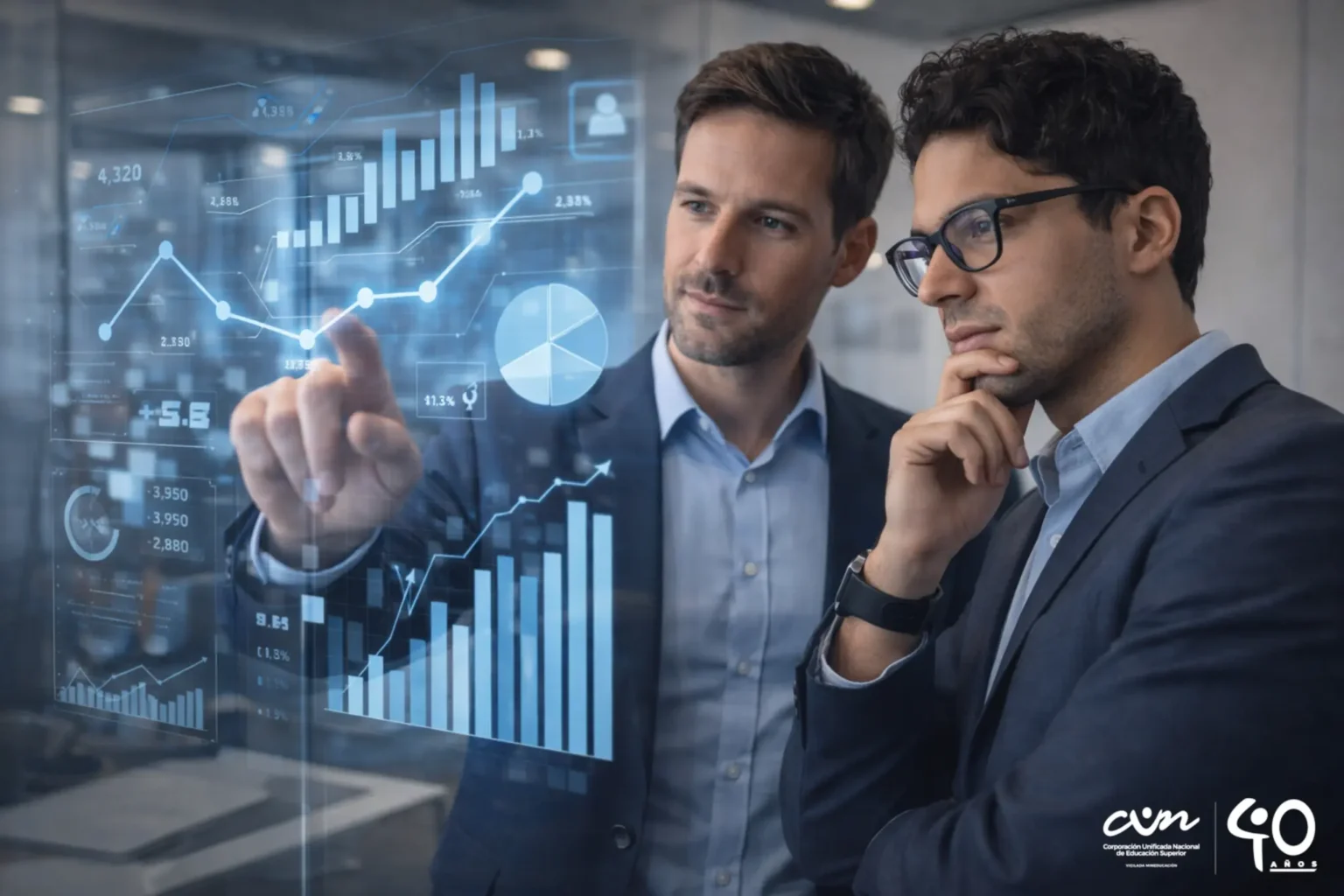 Especialistas de Inteligencia de Negocios de la CUN, revisando unas bases de Power BI en su escritorio, de fondo un paisaje urbanístico