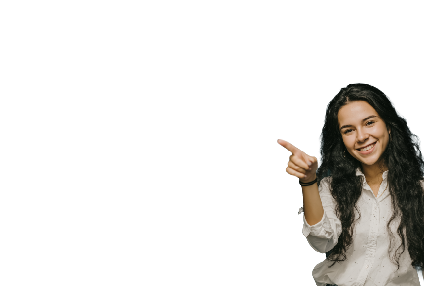 Mujer sonriendo y señalando con la mano hacia la izquierda