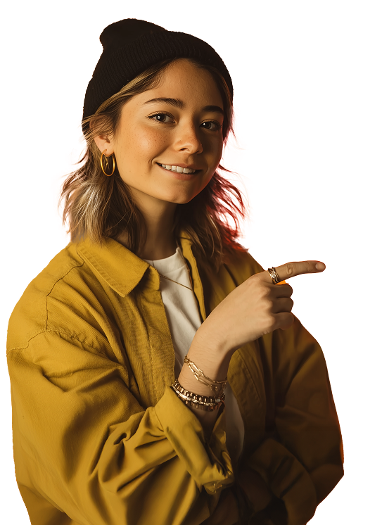 Mujer joven con gorro señalando con la mano hacia la derecha